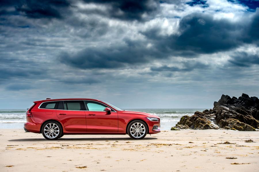  Volvo V60 D4 Momemtum 2018 года  (UK) (фото 29 из 40)